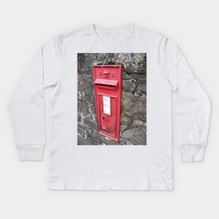 Royal Mail: Traditional, Red, Wall mounted British Post Box Kids Long Sleeve T-Shirt